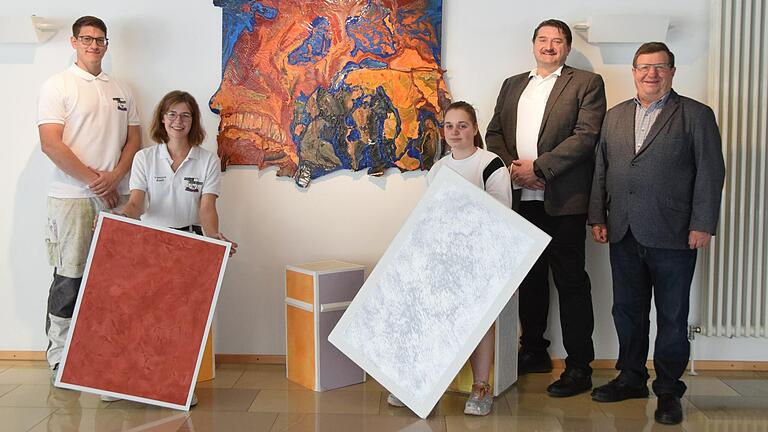 Die Ausstellung mit Beispielen der vielseitigen Gestaltungsmöglichkeiten des Maler- und Lackiererhandwerks ist noch bis 30. September im Foyer des Landratsamts zu sehen. Das Foto zeigt (von links): Niklas Lurz, Vanessa Raab, Julia Flögel, Stefan Neuhöfer und Josef Demar. Die Ausstellung mit Beispielen der vielseitigen Gestaltungsmöglichkeiten des Maler- und Lackiererhandwerks ist noch bis 30. September im Foyer des Landratsamts zu sehen. Das Foto zeigt (von links): Niklas Lurz, Vanessa Raab, Julia Flögel, Stefan Neuhöfer und Josef Demar.