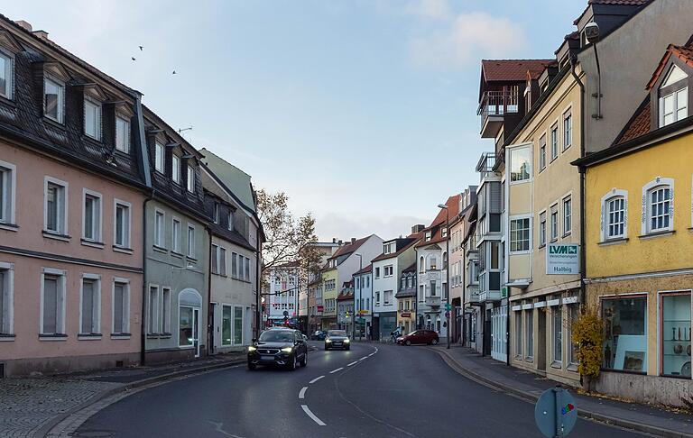 Der Fischerrain - wo damals die Unterführung vom Main her kam, ist heute eine Treppe. Häuser und Aufteilung sind jedoch ähnlich geblieben.