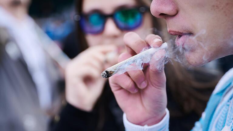 Der Konsum von Cannabis ist in Deutschland nicht ausdrücklich verboten, der Kauf, der Besitz, der Anbau und der Handel damit aber schon. Die Ampelregierung will Kauf, Besitz und Anbau in geringen Mengen künftig legalisieren.&nbsp;&nbsp;