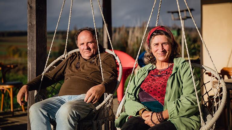 Die Bio-Landwirte Albert und Eva Warmuth aus Wargolshausen setzten mit Deutschlands erstem Strohballenhaus neue Maßstäbe - und auf die Erzeugung regenerativer Energie.