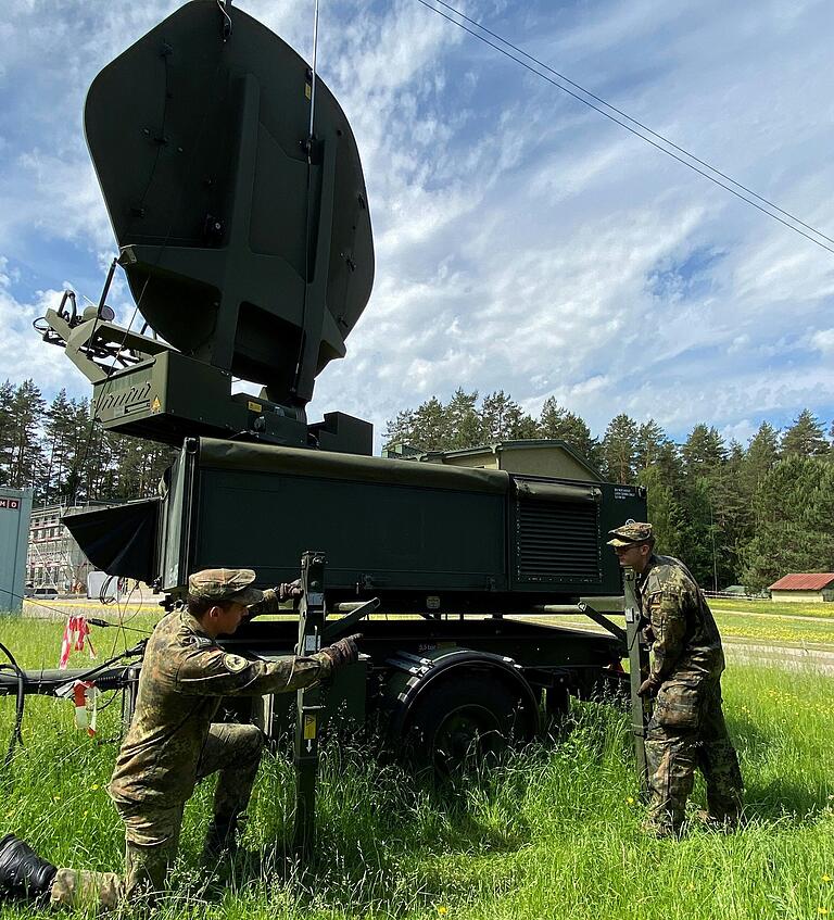 Hauptfeldwebel Yves (links) und Hauptgefreiter Jonas bei der Arbeit mit der Satellitentechnik im litauischen Nemenčinė, dem Gefechtstand der 10. Panzerdivision während der Übung 'Quadriga 24' in Litauen. Hauptfeldwebel Yves (links) und Hauptgefreiter Jonas bei der Arbeit mit der Satellitentechnik im litauischen Nemenčinė, dem Gefechtstand der 10. Panzerdivision während der Übung 'Quadriga 24' in Litauen.