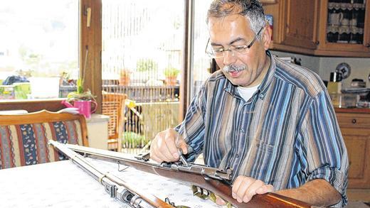 Meister der Zündnadelgewehre: Anton Wirthmann aus Hofstetten, Vorsitzender des Schützenvereins Langenprozelten, pflegt ein besonderes Hobby.