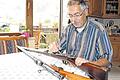 Meister der Zündnadelgewehre: Anton Wirthmann aus Hofstetten, Vorsitzender des Schützenvereins Langenprozelten, pflegt ein besonderes Hobby.