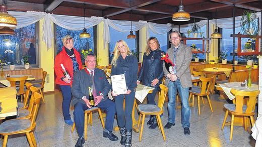 Einen Eindruck vom großen Gastraum des Lokals verrät dieses Bild. Der Wirtin, Anja Schill (vorn), gratulieren Andrea Tratt (links), Bürgermeister Fridolin Link und Xaver Weydringer (rechts). Mit ihrer Tochter freut sich Ramona Hacker über die vielen guten Wünsche.