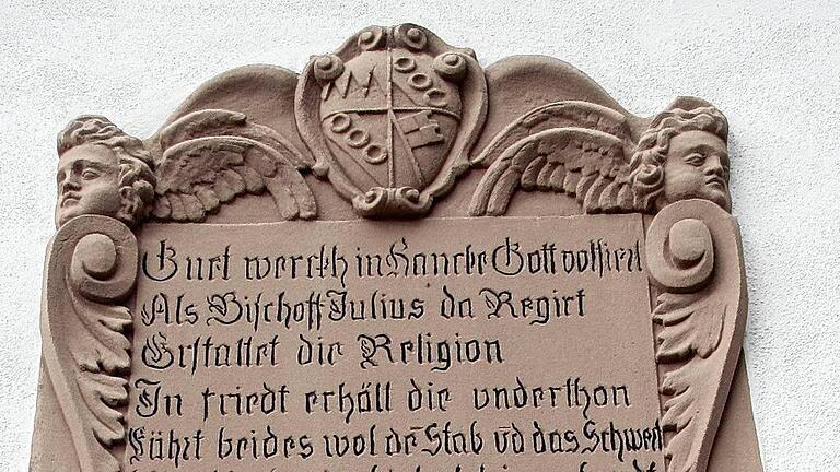 Diese Inschrift von 1614 über der Tür der Vogtei listet die Verdienste Julius Echters auf.