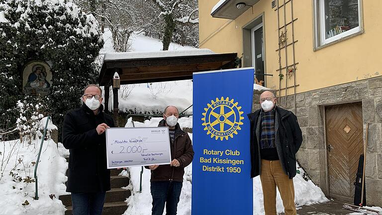 Frank Kugler (v.l.), Charlie Friedel und Fritz Ziska bei der symbolischen Spendenübergabe. Foto: Nele Schneider       -  Frank Kugler (v.l.), Charlie Friedel und Fritz Ziska bei der symbolischen Spendenübergabe. Foto: Nele Schneider