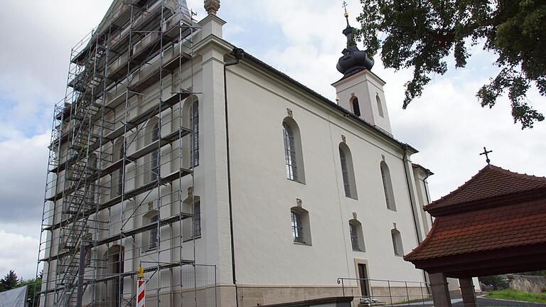 Kurz vor Abschluss der Generalsanierung musste die Haupteingangs-Fassade nochmals eingerüstet werden, um Nachbesserungen auszuführen.