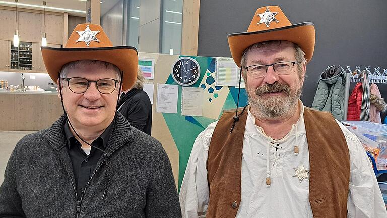 Im Bild zu sehen: Pfr. Stephan Eschenbacher und Diakon Walter Ziegler beim Faschingsgottesdienst in Christkönig.