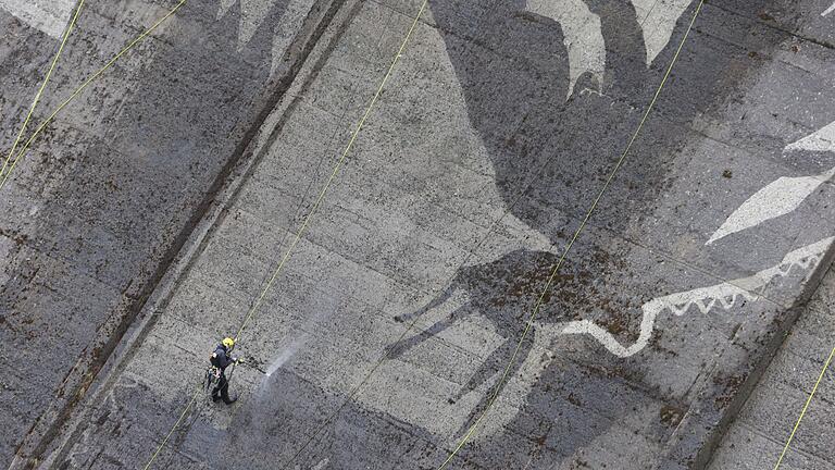 Graffiti an der Rappbodetalsperre       -  Auf der Staumauer der größten Trinkwassertalsperre Deutschlands wird mit Hochdruckreinigern ein Kunstwerk gemalt.