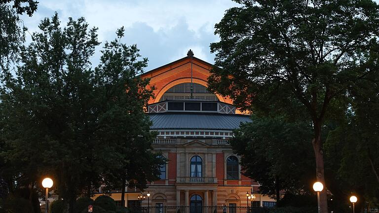 Vor dem Start der Bayreuther Festspiele - Open-Air im Park       -  Eines der berühmtesten Opernhäuser der Welt steht in Bayreuth.