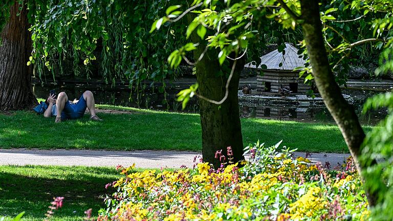 Mit seinen weitläufigen Grünflächen ist der Würzburger Ringpark vielseitig nutzbar. Mit seinen weitläufigen Grünflächen ist der Würzburger Ringpark vielseitig nutzbar.