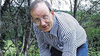 Geologe Joachim Lorenz begutachtet den Gössenheimer Fund.