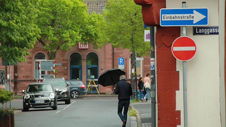 Der untere Teil der Neuen Bahnhofstraße kann Richtung Bahnhofstraße befahren werden. Doch ab der Langgasse wird es mit dem Fahrrad umständlich, schreibt Jutta Steinmetz.&nbsp;&nbsp;