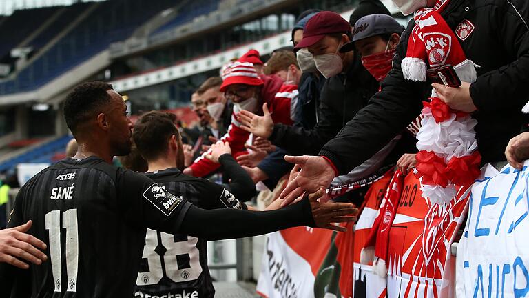 Dank an die mitgereisten Fans: Die Kickers und ihre Anhänger nach dem 3:1-Sieg über den TSV Havelse in Hannover. Dank an die mitgereisten Fans: Die Kickers und ihre Anhänger nach dem 3:1-Sieg über den TSV Havelse in Hannover.