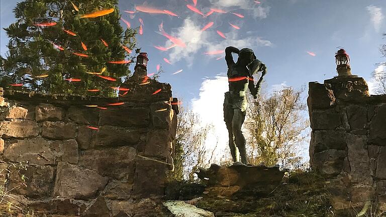 Die Nymphenskulptur im Burgpark. Die Nymphenskulptur im Burgpark.