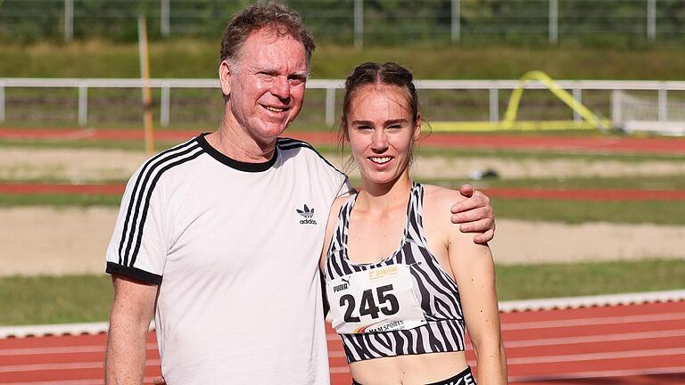 Stolzer Papa: Unser Bild zeigt Hanna Schmitt mit Vater Heiko, der auch ihr Trainer ist.       -  Stolzer Papa: Unser Bild zeigt Hanna Schmitt mit Vater Heiko, der auch ihr Trainer ist.