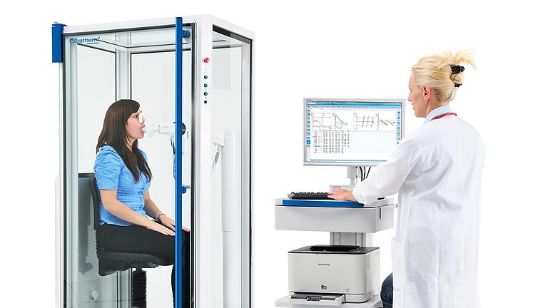 Der Bodyplethysmograph testet die Lunge in einer Kabine. - Der Bodyplethysmograph testet die Lunge in einer Kabine. Der Bodyplethysmograph testet die Lunge in einer Kabine. - Der Bodyplethysmograph testet die Lunge in einer Kabine.
