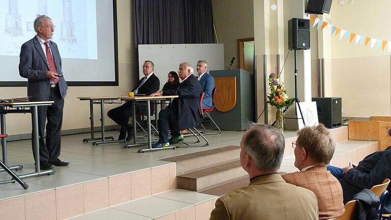 50 Jahre Realschule Lohr: Zur &quot;Geschichtsstunde der besonderen Art&quot; zitierte Geschichtslehrer a. D. Karlheinz Schroll das erlesene Schülerquartett mit Sabine Sitter, Marcus Ramsteiner, Horst Karch und Georg Strobel ans Schülerpult. Foto: Gisela Büdel