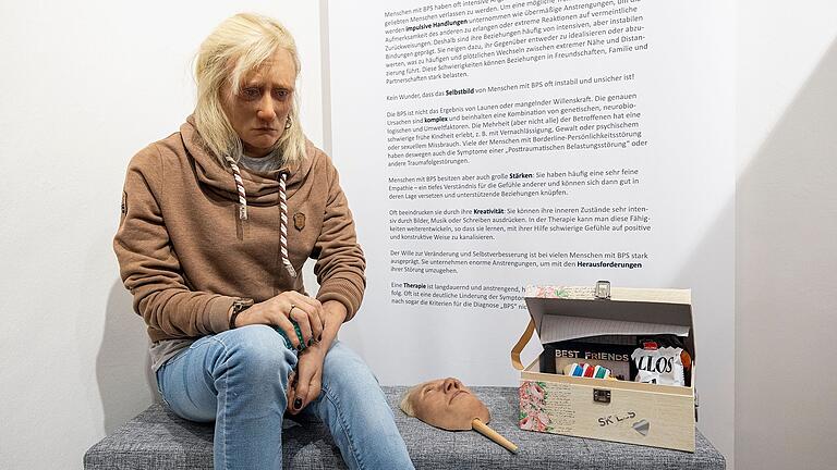 Die Figur Sarah steht für ein Borderline-Syndrom. Jana Merkens hat für die Ausstellung 'Kunst und Psychiatrie' in Werneck bewegende Skulpturen geschaffen.&nbsp;&nbsp;