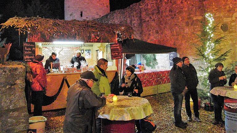 Der genussvolle Adventsmarkt in Ostheim fand rund um die Kirchenburg statt. Der genussvolle Adventsmarkt in Ostheim fand rund um die Kirchenburg statt.