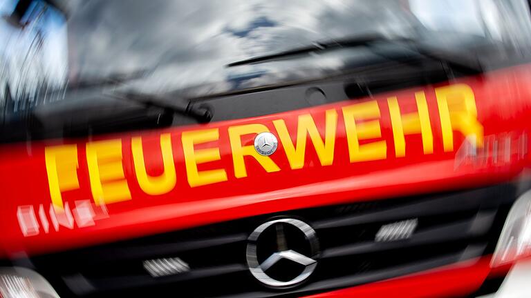 Feuerwehr Symbolbild       -  Die Einsatzkräfte der Feuerwehr rückten zu dem brennenden Hotel in München aus. (Symbolbild)