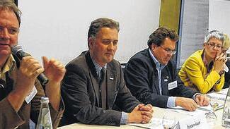 Mit Energie diskutiert: Eine Podiumsdiskussion bereicherte das Dialogforum zum Thema Erneuerbare Energien in Tourismusregionen im Rhön-Park-Hotel. Im Bild (von links) Michael Pfaff (Tourismus-GmbH Bayerische Rhön), Torsten Raab (Biosphärenreservat hessische Rhön), Stefan Ott (stellv. BUND-Landesgeschäftsführer Niedersachsen), Anita Breyer (Referatsleiterin Bundesumweltministerium) sowie Landschaftsplaner Wolfgang Peters. Mit Energie diskutiert: Eine Podiumsdiskussion bereicherte das Dialogforum zum Thema Erneuerbare Energien in Tourismusregionen im Rhön-Park-Hotel. Im Bild (von links) Michael Pfaff (Tourismus-GmbH Bayerische Rhön), Torsten Raab (Biosphärenreservat hessische Rhön), Stefan Ott (stellv. BUND-Landesgeschäftsführer Niedersachsen), Anita Breyer (Referatsleiterin Bundesumweltministerium) sowie Landschaftsplaner Wolfgang Peters.