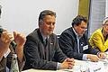 Mit Energie diskutiert: Eine Podiumsdiskussion bereicherte das Dialogforum zum Thema Erneuerbare Energien in Tourismusregionen im Rhön-Park-Hotel. Im Bild (von links) Michael Pfaff (Tourismus-GmbH Bayerische Rhön), Torsten Raab (Biosphärenreservat hessische Rhön), Stefan Ott (stellv. BUND-Landesgeschäftsführer Niedersachsen), Anita Breyer (Referatsleiterin Bundesumweltministerium) sowie Landschaftsplaner Wolfgang Peters.