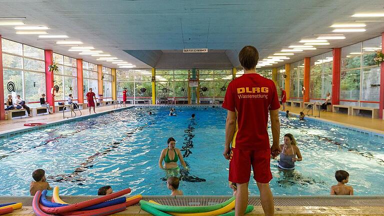 Noch lernen die Kinder im Bad in der Lindleinsmühle schwimmen. Doch die Schwimmstätte ist marode und soll durch ein neues Bad auf dem Gelände der Wolffskeel-Schule ersetzt werden. Nur fehlt für den Neubau nur noch die Zustimmung des Würzburger Stadtrates.