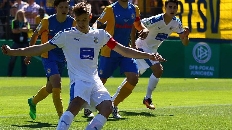 Dietz und Weiß verpassen mit Jenas U19 den Sieg im DFB-Pokal       -  (dr)   Der FC Carl Zeiss Jena hat das Endspiel um den U 19-Junioren DFB-Pokal gegen Eintracht Braunschweig mit 0:3 (0:0) verloren. Der Kapitän der Thüringer, Florian Dietz (im Bild) aus Strahlungen, hatte in der dritten Minute die große Chance, seine Mannschaft in Führung zu bringen. Aber er schoss einen Foulelfmeter am Tor vorbei. Carl Zeiss, in dessen Startformation auch der Fladunger Maximilian Weiß stand, blieb im ersten Durchgang die bessere Elf, versäumte es allerdings, in Führung zu gehen. Nach der Pause wurde Braunschweig stärker und fuhr vor 2150 Zuschauern im Stadion auf dem Wurfplatz nach Toren von Ahmet Canbaz (51., Foulelfmeter), Alexander Vojtenko (60.) und Ayodele Max Adetula (85.) einen ungefährdeten Sieg ein.