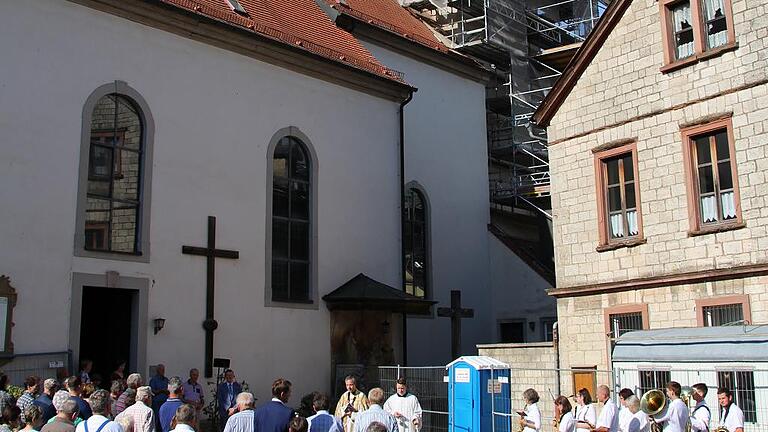 Weit über hundert Menschen kamen auf dem Kirchplatz zusammen, um die Feier der Kreuzerhöhung mitzuerleben. Eine Andacht mit Pfarrer Klaus Weber eröffnete die Veranstaltung.