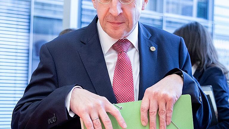 Verfassungsschutzpräsident Maaßen       -  Hans-Georg Maaßen, Präsident des Bundesamts für Verfassungsschutz, nahm am Mittwoch an der wegen ihm anberaumten Sondersitzung des Innenausschusses im Deutschen Bundestag teil.