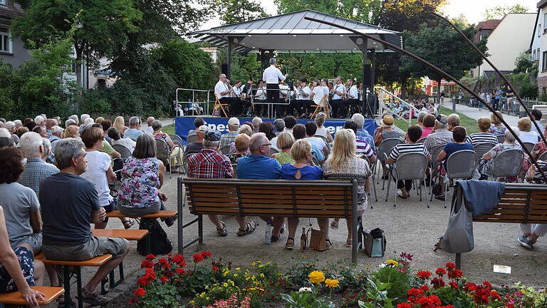 Idyllisch und musikalisch beeindruckend gestaltete sich das diesjährige Serenadenkonzert der Lohrer Stadtkapelle in der Städtischen Anlage.