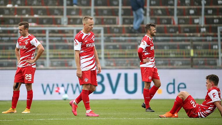 Ein Bild, das die Verantwortlichen und Fans der Würzburger Kickers nach dem 34. Spieltag der Zweiten Bundesliga nicht sehen wollen: Hängende Köpfe bei den Rothosen David Kopacz, Arne Feick, Robert Herrmann und Patrick Sontheimer (von links)