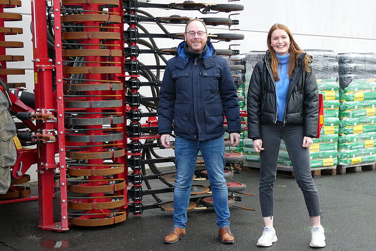 Ausbilder Michael Zehnter mit Linda Niedermüller. Sie macht gerade ihr Praktikum bei der Firma BayWa in Marktheidenfeld und fühlt sich dort sehr wohl