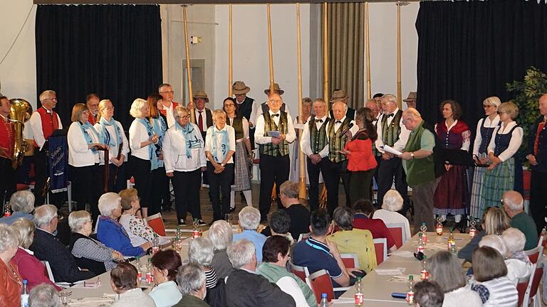 Alle Mitwirkenden beim Mariensingen in der alten Kirche Schonungen.