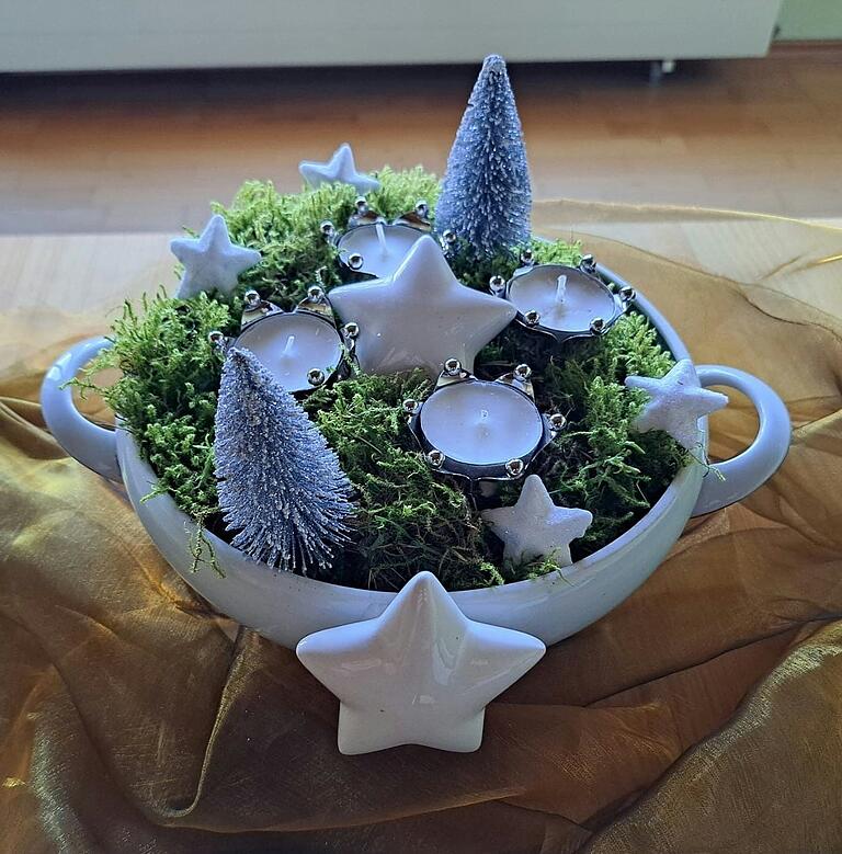 Ingrid Lang hat eine Adventsschüssel mit Teelichtern.