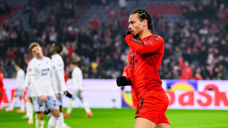 Bayern München - TSG 1899 Hoffenheim       -  Leroy Sane jubelt nach seinem Treffer zum 4:0.