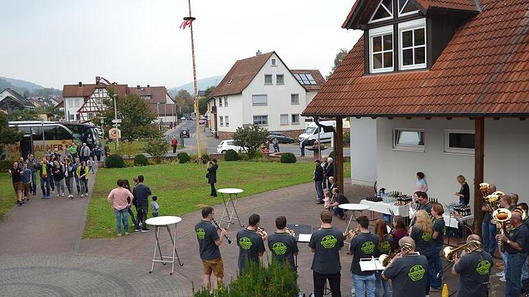 Musikanten aus Niederösterreich zu Gast in Wombach       -  (Ann)    Mit einem Ständchen wurden am Freitagnachmittag die Musikanten des Musikvereins Schwarzenbach an der Gilsen (Niederösterreich) von den Wombacher Musikanten Am Dorfplatz begrüßt. Die Freundschaft zwischen  der  Wombacher Blasmusik und dem Schwarzenbacher Musikverein besteht schon seit 1981. Regelmäßig fanden gegenseitige Besuche statt, der letze vor drei Jahren. Der jetzige Besuch gab Anlass zu einem gemeinsamen Konzert in der Wombacher Vereinshalle. Die Gäste wurden zudem mit einem abwechslungsreichen Freizeitprogramm  überrascht. Angeboten wurden unter anderem eine Stadtführung in Lohr und eine Schifffahrt mit dem Maintalbummler. Die Besichtigung der Glasfertigung bei Gerresheimer rundete den Besuch ab.