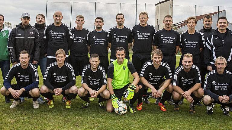 Knetzgau/Sand mit neun Siegen in Folge zum Titel       -  (reru)   Nach einem verpatzten Saisonstart mit zwei Niederlagen und einem Unentschieden fuhr die SG Knetzgau/Sand in der Senioren-Kreisliga Süd neun Siege in Folge ein und feierte am letzten Spieltag die Meisterschaft. Die Hausherren besiegten Lindach/Gernach mit 1:0. Dominik Klauer erzielte den entscheidenden Treffer. Das Foto zeigt (hinten von links) Stefan Bauer, Holger Krines, Stefan Gebhardt, Christian Reimer, Daniel Klemens, Martin Reis, Holger Gundermann, Alexander Müller, Thomas Kluczniak, Stephan Popp, Harald Lutz und Michael Regidis sowie (vorne) Sven Krause, Stefan Krines, Philipp Thein, Alex Rhein, Dominik Klauer, Rene Klauer und Christian Schnitzer. Es fehlen Matthias Naumann, Daniel Kraus, Uwe Heurung, Jürgen Stumpf, Andreas Popp, Bernd Scheufler, Joachim Schnös, Rainer Voit, Vito Vangelista, Werner Schüll, Michel Helmuth, Florian Schmitt, Andre Bockelt, Christian Emmert und Marcus Schwab.