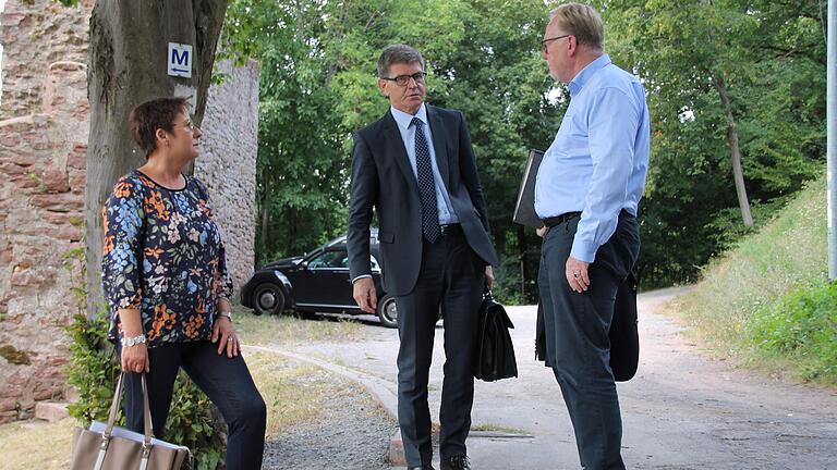 Festspielvorsitzender Hans Michelbach (rechts) im Sommer im Gespräch mit der Bundestagsabgeordneten Patricia Lips und Lothar Stürzebecher vom Bundeskulturministerium hinter der Scherenburg. Im Hintergrund soll die Wendeplatte für Bau- und Feuerwehrfahrzeuge entstehen.