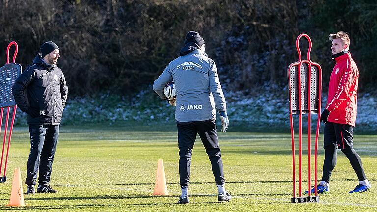 Einzeltraining für den suspendierten Angreifer: Marvin Pourié (rechts) mit Kickers-Assistenztrainer Philipp Eckart (links) und Torwartcoach Marco Langner.