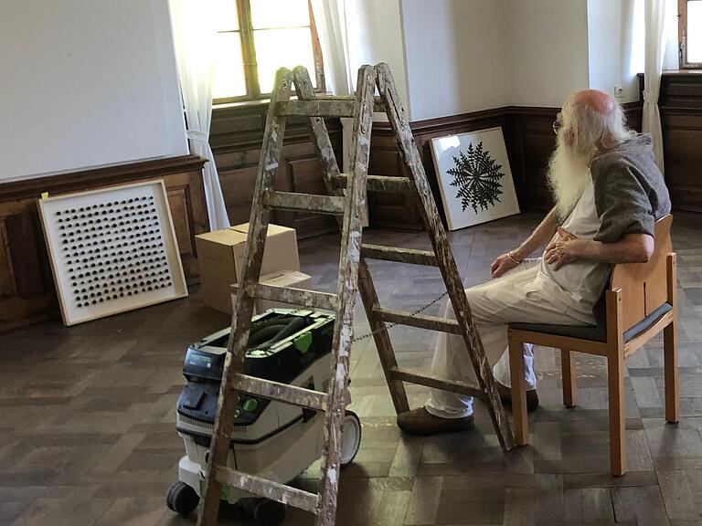 Herman de Vries bei der Ausstellungsvorbereitung: Bald werden seine Werke hier zu sehen sein. Herman de Vries bei der Ausstellungsvorbereitung: Bald werden seine Werke hier zu sehen sein.