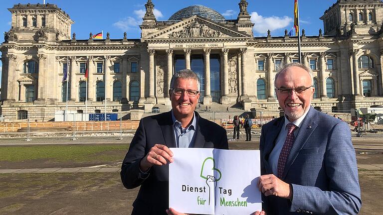 In Mission für das Pflegebündnis 'Dienst-Tag': Unser Foto zeigt den Oberpflegeamtsdirektor der Stiftung Juliusspital Würzburg, Walter Herberth (rechts), und den Krankenhausdirektor des&nbsp;&nbsp;König-Ludwig-Hauses, Karsten Eck, vor dem Berliner Reichstagsgebäude.