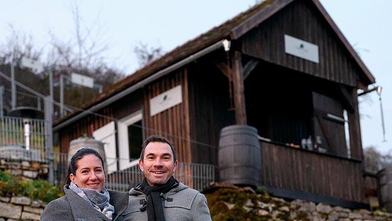 Hobby-Trüffelbauer Daniel Rudolf und Cécile Radisson stehen auf ihrer Trüffelbesichtigungsplantage an einem Weinberg bei Röttingen (Lkr. Würzburg).