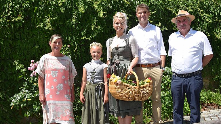 Der Obst- und Gartenbauverein kürte mit seinem Vorsitzenden Otto Sum (rechts), Nicole Seemann (links), Bürgermeister Michael Kraus (2. von rechts) Kathrin Krieg zur 9. Mellrichstädter Rosenkönigin, während Tochter Ida ihren 9. Geburtstag feierte. Der Obst- und Gartenbauverein kürte mit seinem Vorsitzenden Otto Sum (rechts), Nicole Seemann (links), Bürgermeister Michael Kraus (2. von rechts) Kathrin Krieg zur 9. Mellrichstädter Rosenkönigin, während Tochter Ida ihren 9. Geburtstag feierte.