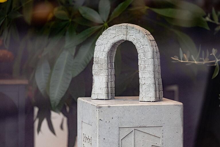 Das Spitaltor war lange Zeit ein Wahrzeichen der Stadt Schweinfurt. Die Skulptur wurde von Maxim Blumhardt gestaltet. Das Spitaltor war lange Zeit ein Wahrzeichen der Stadt Schweinfurt. Die Skulptur wurde von Maxim Blumhardt gestaltet.
