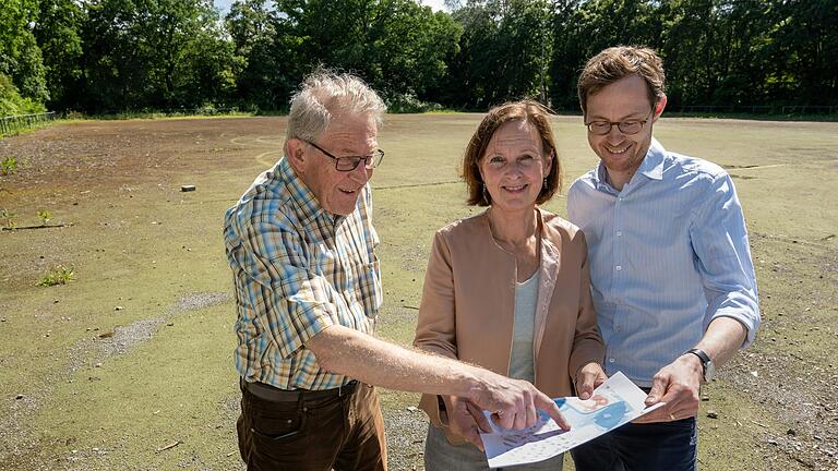 Das ehemalige Sportgelände am Schweinfurter Gottesberg soll bebaut werden. Doch das Vorhaben ist umstritten. Stadträtin Ulrike Schneider (Mitte) und Wolfgang Rebstöck und Michael Ramming (von links) von der Initiative Gottesberg wollen die Bebauung verhindern.