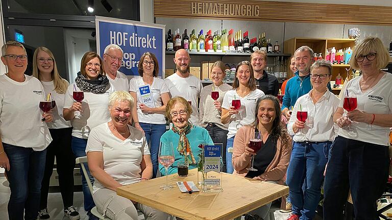 Freude über die Auszeichnung zum 'Hofladen des Jahres': Marita Sterk (Fünfte von links hinten, zwischen Mann Dietmar und Sohn Christoph) ist die Chefin, aber hinter ihr steht ein großes Team am Hof sowie im dazugehörigen Laden und Café 'Heimathungrig' in Großlangheim.