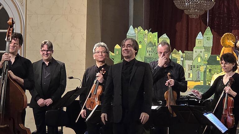 Ein Ensemble des BKO spielte die Musik – und setzte die Stimmungen und Wirrungen bestens in Töne um.       -  Ein Ensemble des BKO spielte die Musik – und setzte die Stimmungen und Wirrungen bestens in Töne um.