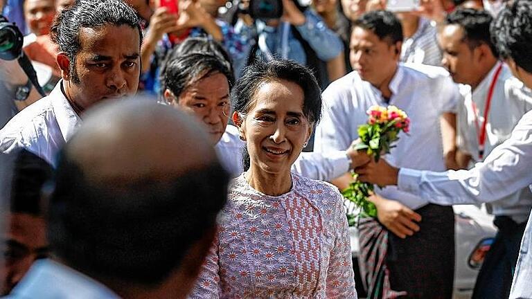 Day after general elections in Myanmar       -  Auf dem Weg aus der Opposition: Die Partei von Friedensnobelpreisträgerin Aung San Suu Kyi (Mitte), die NLD, geht in Myanmar dem Sieg entgegen.